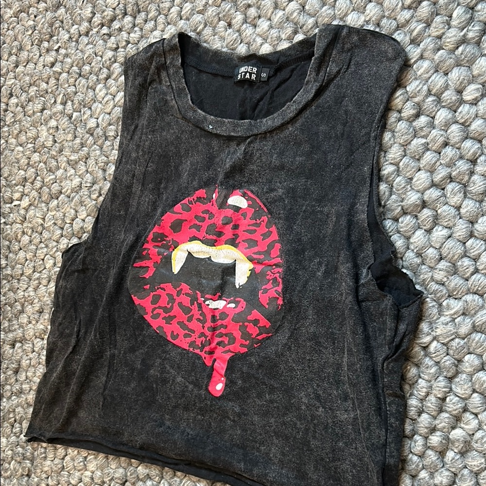 Under Star Vampire Lip Graphic Cut Off Tee Size Small